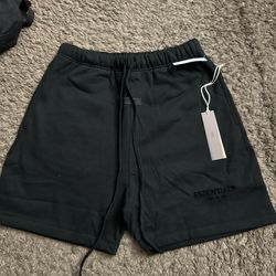 Black essential shorts
