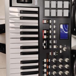 Akai MPK25 MIDI controller