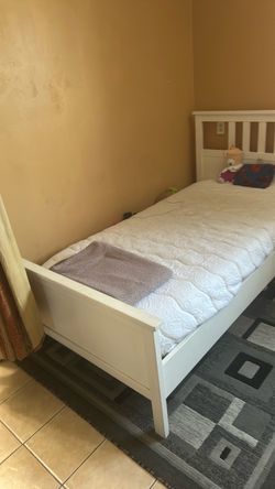 Una cama pequeña con colchón y base es muy buenas condiciones madera