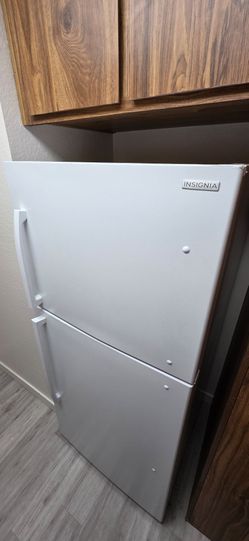 White Fridge - Insignia 18 Cu.