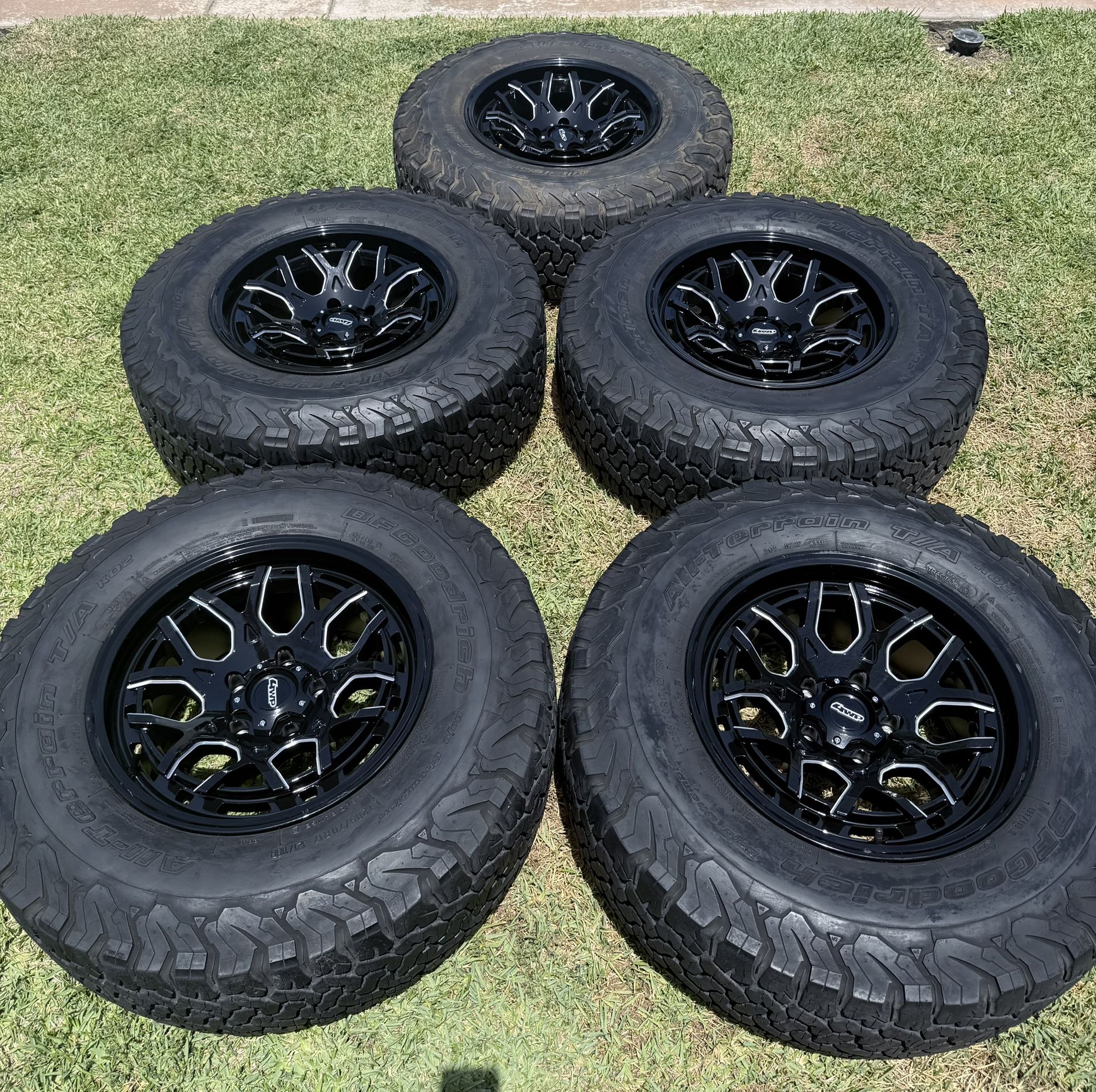 (5) 17” Jeep Wrangler Wheels 285/70R17 BFGoodrich All Terrain Ko2