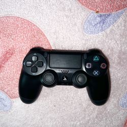 PLAYSTATION 4 CONTROLLER 