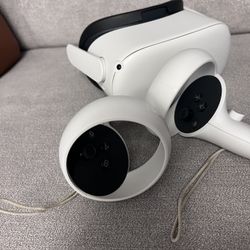 Meta Quest 2 VR HEADSET.  selling AS-IS