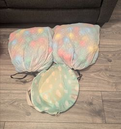 Pop up ball pit with balls