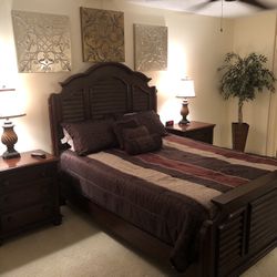 Queen Bed (like new)