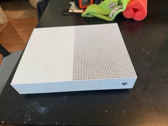 Xbox one S - slim model - no disk drive  - 80 OBO