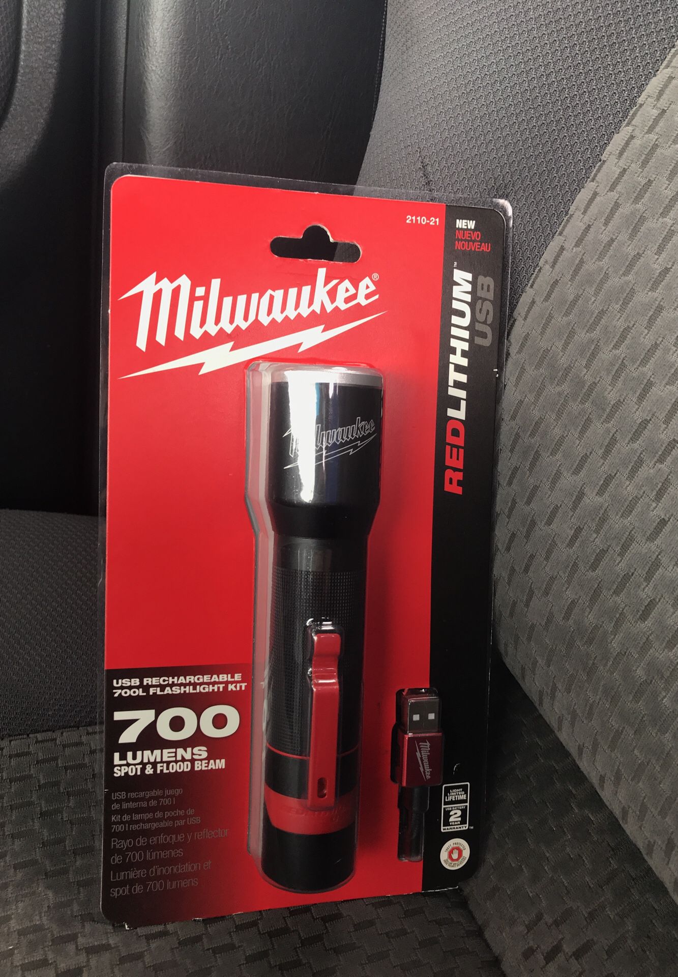 2110-21 / Lampe de poche rechargeable USB 700L Milwaukee