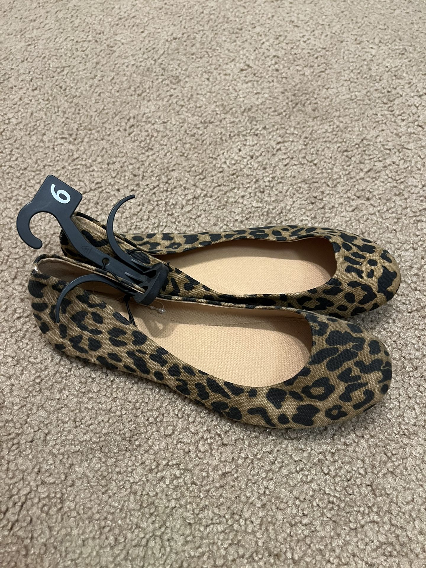 new women’s flats (size 6)