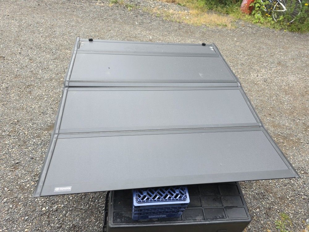 Genuine Toyota Hard Tri-Fold Tonneau Cover Toyota Tundra 5.5ft Bed