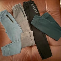 Pack of 4 Old Navy Dynamic Fleece Joggers . Large 10-13
Black, Gray, turquoise and light blue