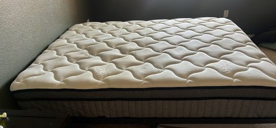 Queen Size Mattress - Clean and Great condition