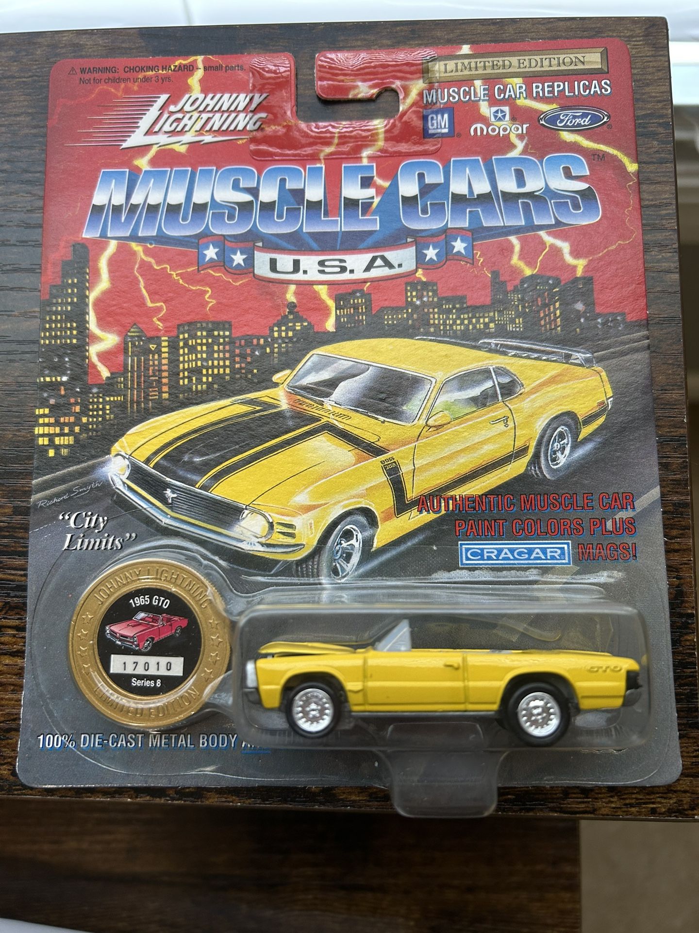 Johnny Lightning Muscle Cars U.S.A. Series 8 1965 Pontiac GTO