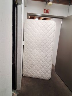 Good Twin Size Mattress Pickup Between M-F 2;00-5:40 S-S 2:00-4:40 Rainbow/Charleston Cash Only Price Is Firm Read Description 