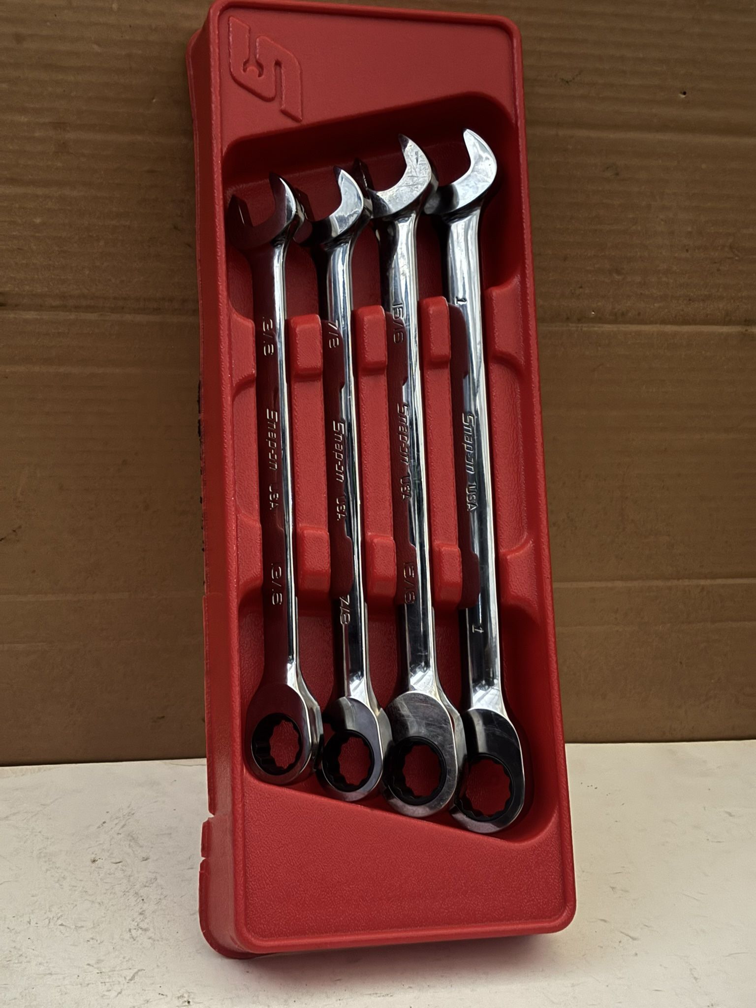 Snap-on Tools 4 pc SAE Flank DriveĀ® Non-Reversible Ratcheting Combination Wrench Set (13/16-1")