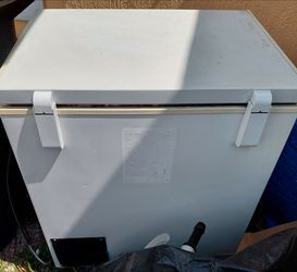 FREEZER- UNPLUGGED ONNVART READY TO GO...RUBBER SEAL HAS MILDEW BUT WORKING PERFECTLY ‼️‼️‼️PU 45TH STREET WPB ‼️