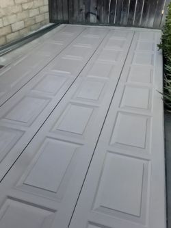 Puerta de garage usada en buen estado color almendra