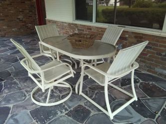 Patio Set / 4 Chairs