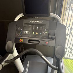 Life Fitness Treadmill 