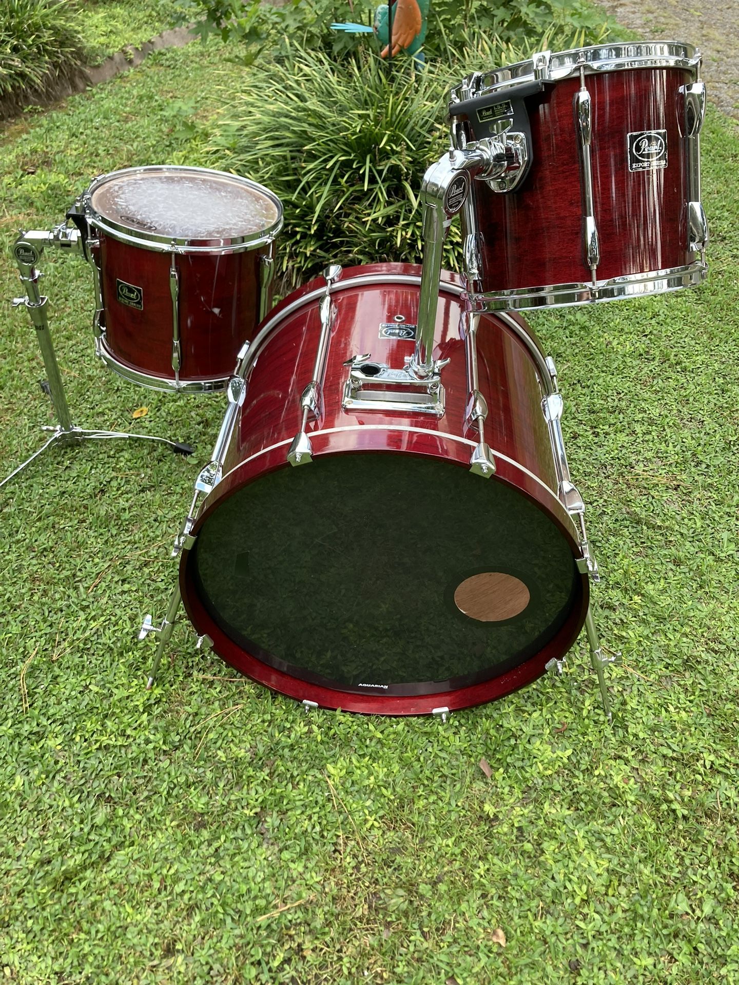 Pearl Export Select Drum Set. Beautiful Burgundy finish, wood bass drum hoops, ISS mounts, Uni Lock tom arms and stand for floor tom. 22” kick drum, 1