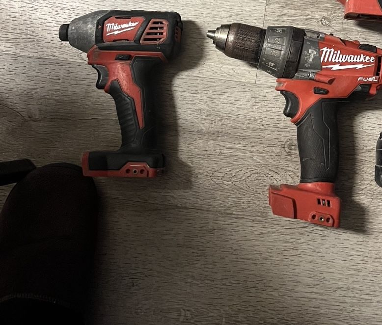 Milwaukee M18 Taladros $90 Por Los Dos Firme Precio Tools Only No Batería
