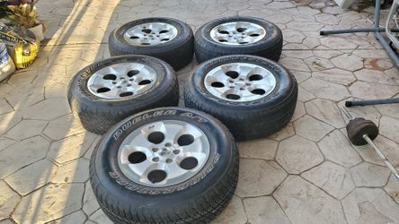 07-2018 Jeep Sahara wheels and tires