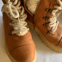 Pre-owned girls boots size 2  In excellent condition  Textile and faux upper  Faux fur lining textile socks 