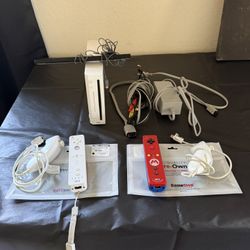 Nintendo Wii Bundle – 2 Controllers + Games Ready 🎮
