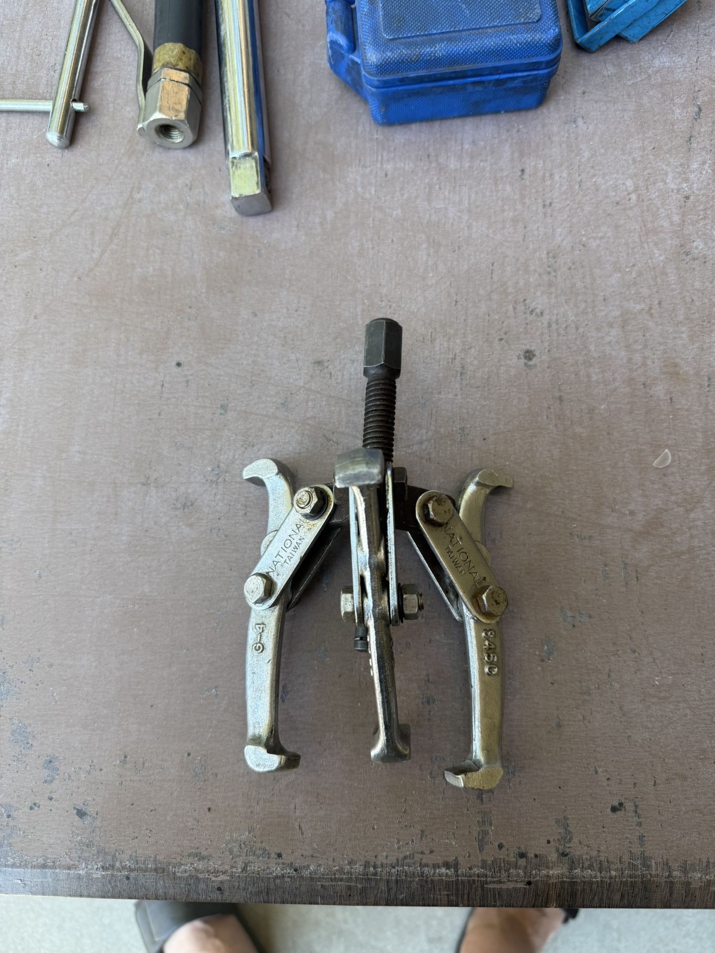 three-jaw gear puller, also commonly known as a bearing or pulley puller. 