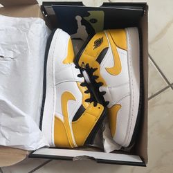 Jordan 1 mid white university gold size 5.5Y