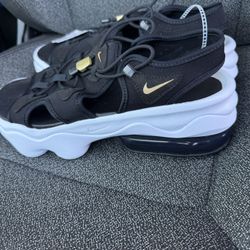 Nike Air Max Koko NA Women’s Size 10 Black White Gold Sneakers Sandals CW9705-001