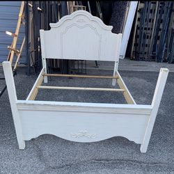 🍀🌺🎁BEAUTIFUL, ELEGANT WHITE COLOR FULL SIZE BEDROOM SET:  BED FRAME ,  DRESSER 🍀🌺🎁