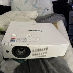 Panasonic projector - LCD VMZ51U7