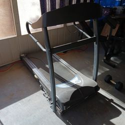 The Horizon  Advantage DT680  Inclined Treadmill