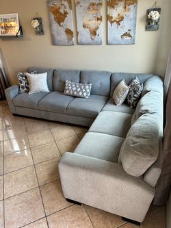 LIKE NEW! Gorgeous Light Grey Sectional from COSTCO. DELIVERY AVAILABLE 🚛
