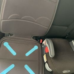 2  Boosters Graco + 1 Rubber Cover Seat