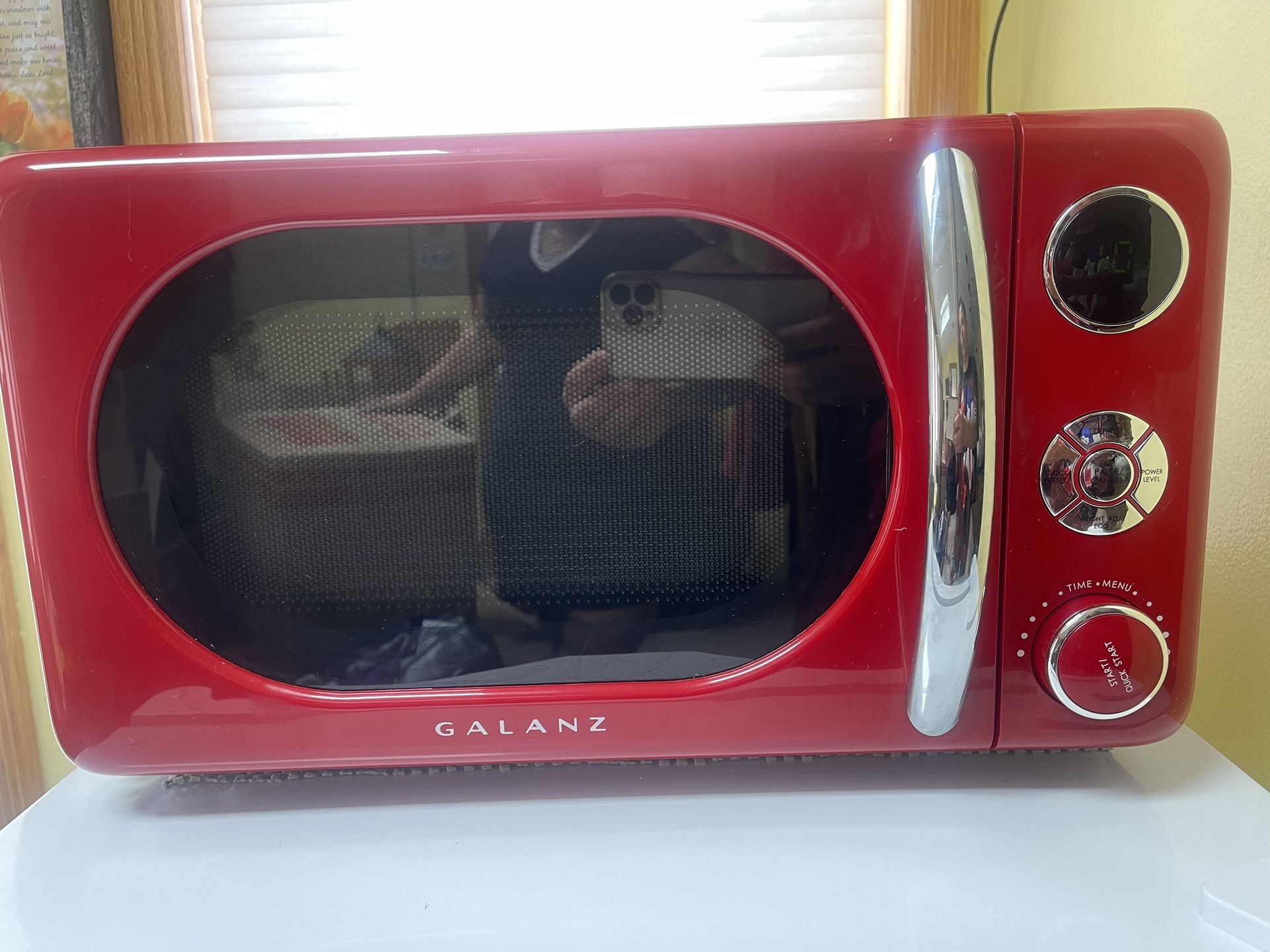 Galanz 0.7 Cu. ft. 700-Watt Countertop Microwave in Red, Retro