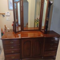 dresser with mirrror 