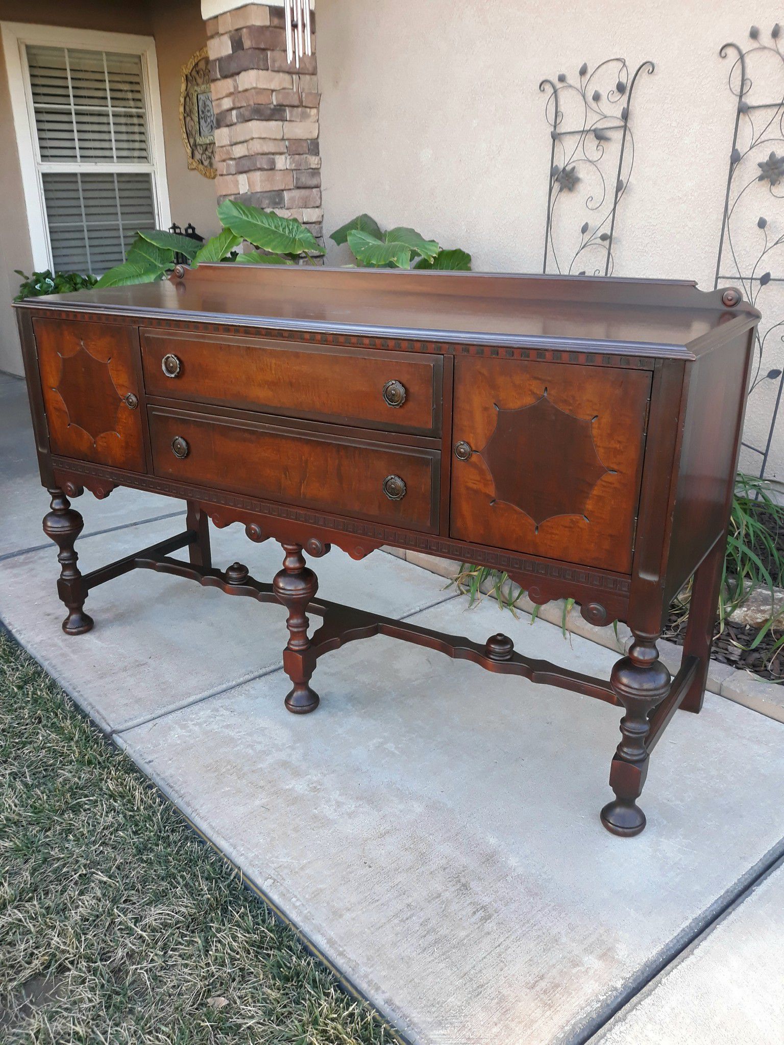 ANTIQUE "TOMLINSON FURN CO." SIDEBOARD / BUFFET / ENTRYWAY PIECE / TV STAND (CIRCA 30'S/40'S) 66"W × 22"D × 39"H