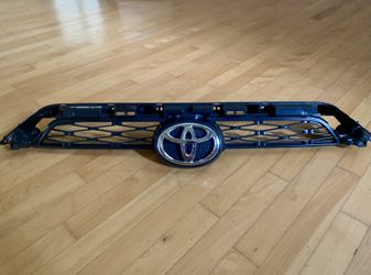 Black Front Upper Grill Toyota 4Runner 2014-2019 With Silver Chrome Emblem Genuine OEM Factory Excellent Clean 