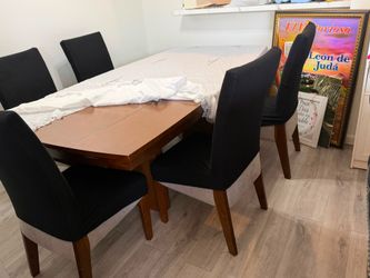 Comedor de 5 sillas de madera caoa buen estado