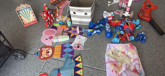 Carnival/circus party set.