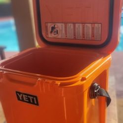 YETI / 24 Hard Cooler - King Crab Orange