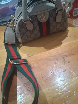 Gucci handbag with red/green strip.