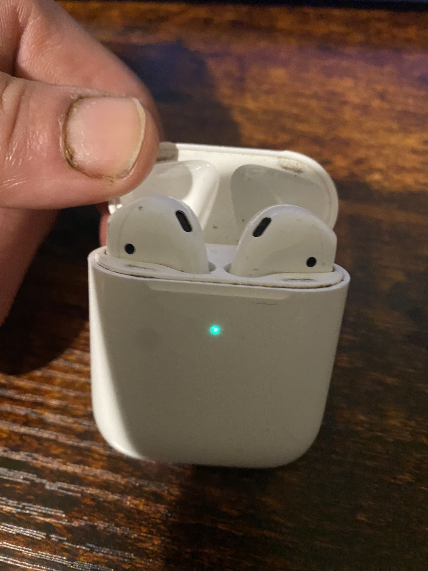 Apple AirPods with Charging Case (2nd Generation