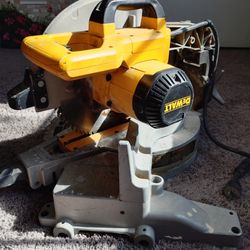 DeWalt DW715 Compound Miter Saw