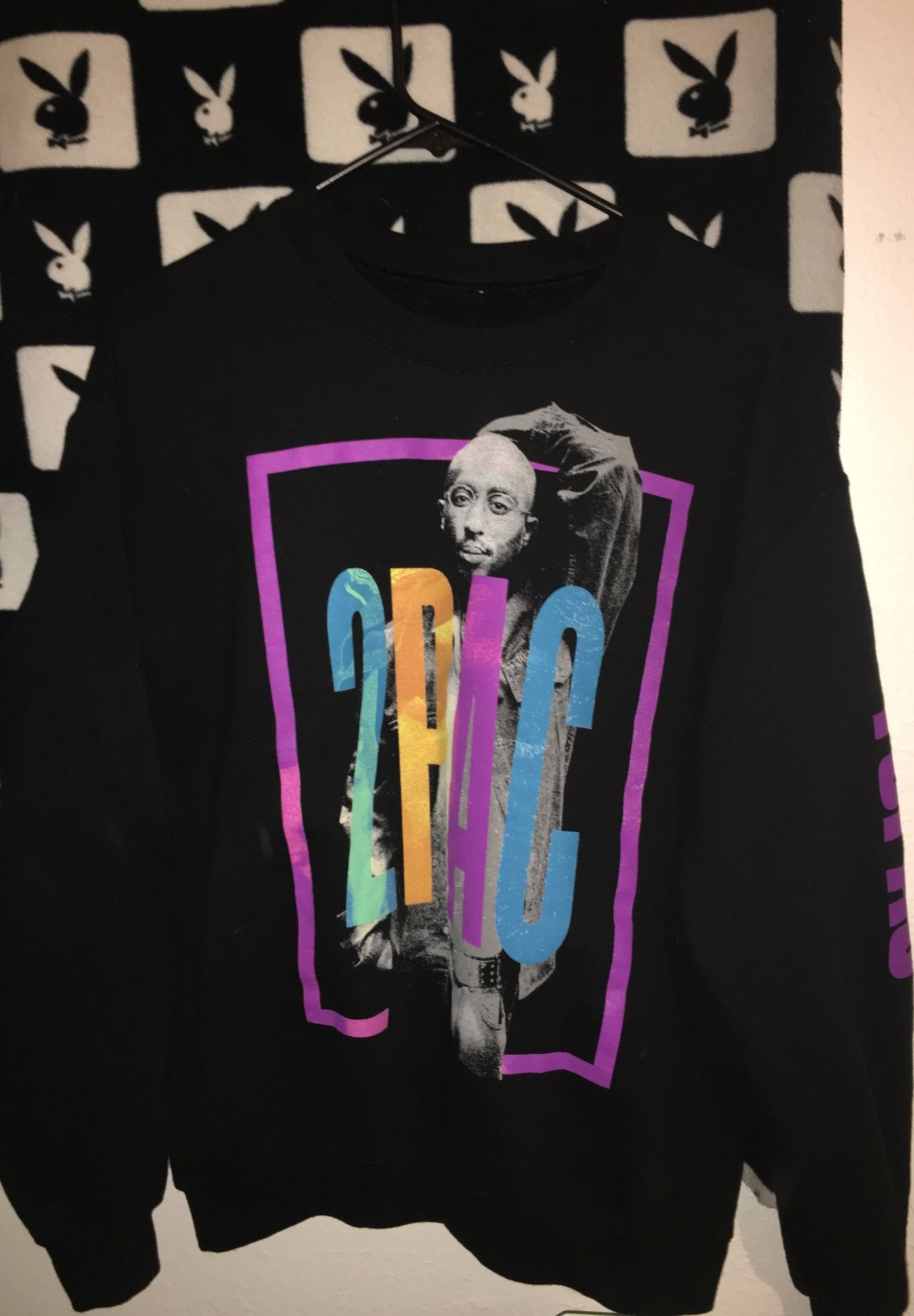 2 pac crewneck size medium