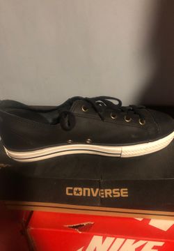 Converse (rare leather) size 8 1/2 women