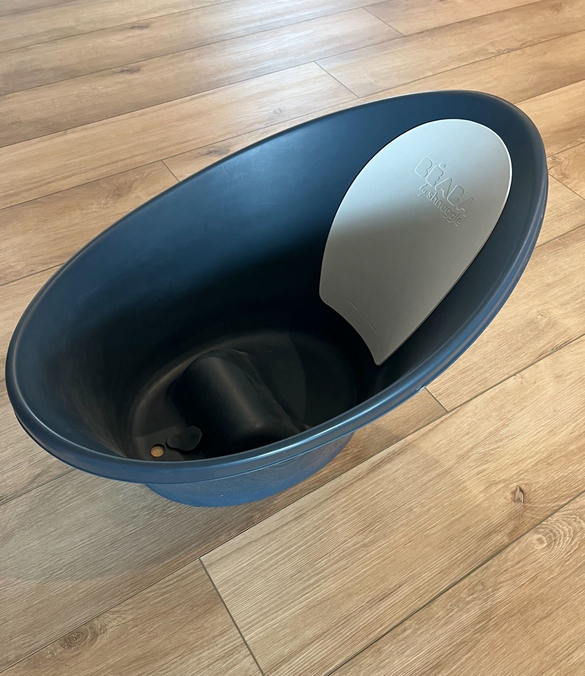 Shnuggle Baby Bath Tub With A Plug