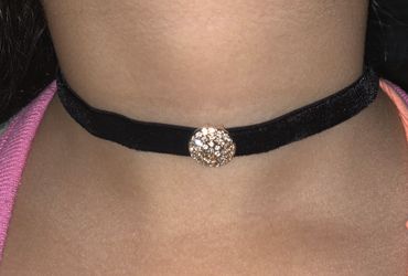 Avon Medallion velvet choker New in gift 🎁 box