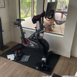 PELETON SPIN BIKE WITH EXTRAS